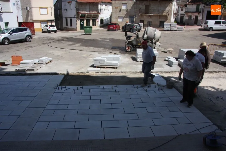 Foto 3 - La nueva Plaza de Villarino en granito va tomando forma  
