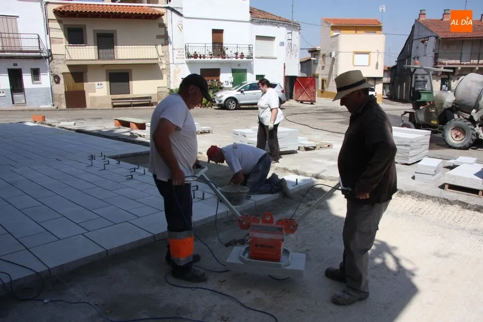 Foto 2 - La nueva Plaza de Villarino en granito va tomando forma  