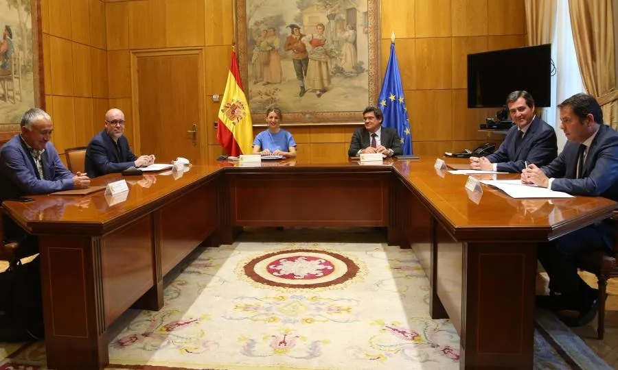 Los ministros de Trabajo y Seguridad Social, Yolanda Díaz y José Luis Escrivá, se reúnen con los secretarios generales de CCOO (Unai Sordo)y UGT (Pepe Álvarez) y con los presidente de CEOE (Antonio Garamendi) y Cepyme (Gerardo Cuerva). Foto del MINISTERIO