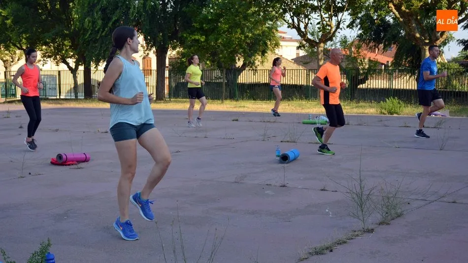 Una sesión de entrenamiento en la pista deportiva del colegio Liminares / E. Corredera