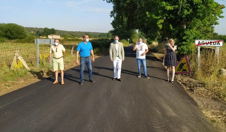 La intervención en la carretera de Águeda se completará echando zahorra en las cunetas  