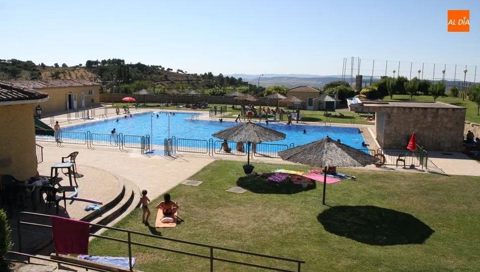 el contrato del bar de las piscinas parte de 100 euros al alza / CORRAL