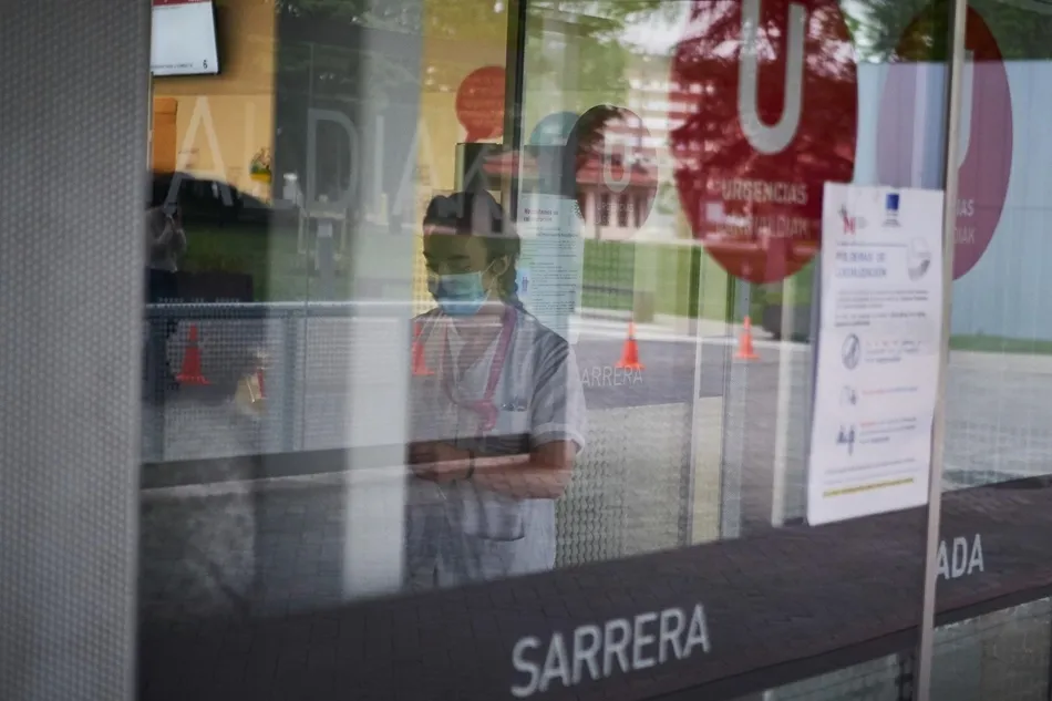 Una sanitaria protegida con una mascarilla trabaja en el Servicio de Urgencias del Complejo Hospitalario de Navarra. Foto: EP