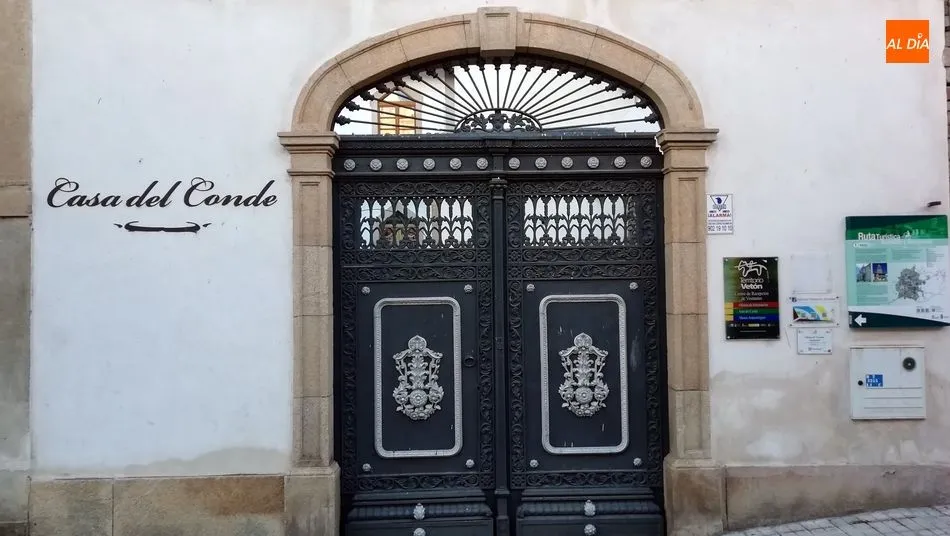 Entrada a la Casa de los Condes por la calle Pinto da Costa / E. Coreredera