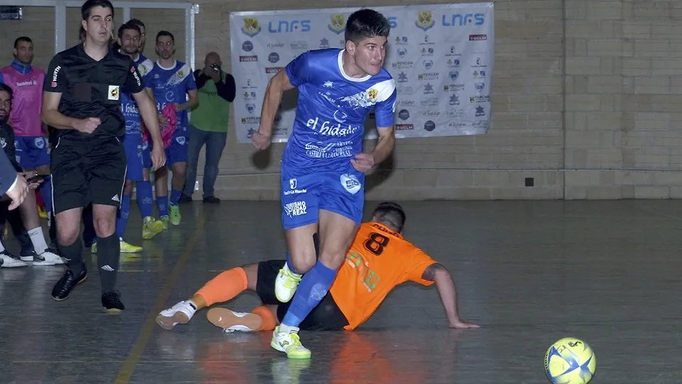 El albense Chus conduce el balón en un partido con el Manzanares FS / LNFS