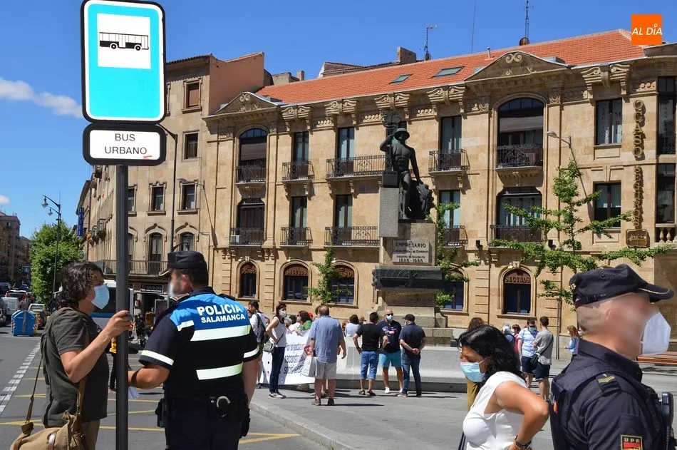 Foto 11 - CCOO y UGT se manifiestan en Salamanca: &ldquo;Vamos a salir de la crisis&rdquo;