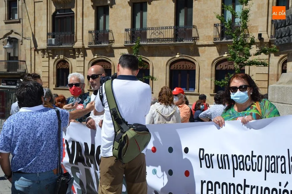 Foto 9 - CCOO y UGT se manifiestan en Salamanca: &ldquo;Vamos a salir de la crisis&rdquo;