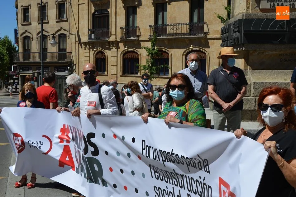 Foto 5 - CCOO y UGT se manifiestan en Salamanca: &ldquo;Vamos a salir de la crisis&rdquo;