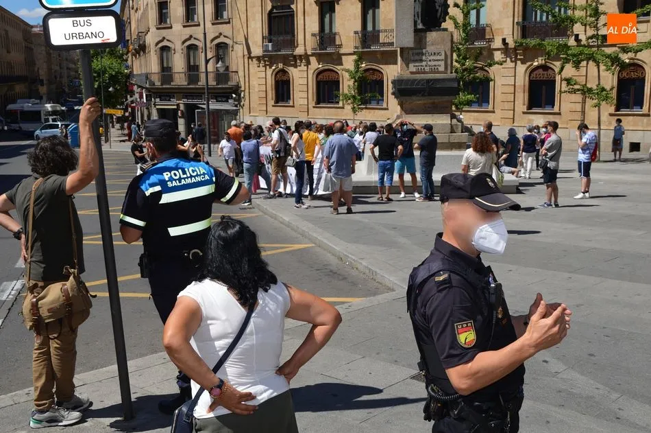 Foto 4 - CCOO y UGT se manifiestan en Salamanca: &ldquo;Vamos a salir de la crisis&rdquo;