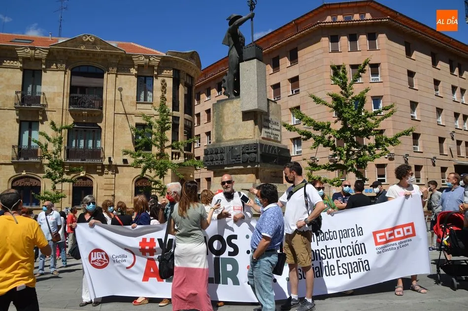 Foto 3 - CCOO y UGT se manifiestan en Salamanca: &ldquo;Vamos a salir de la crisis&rdquo;