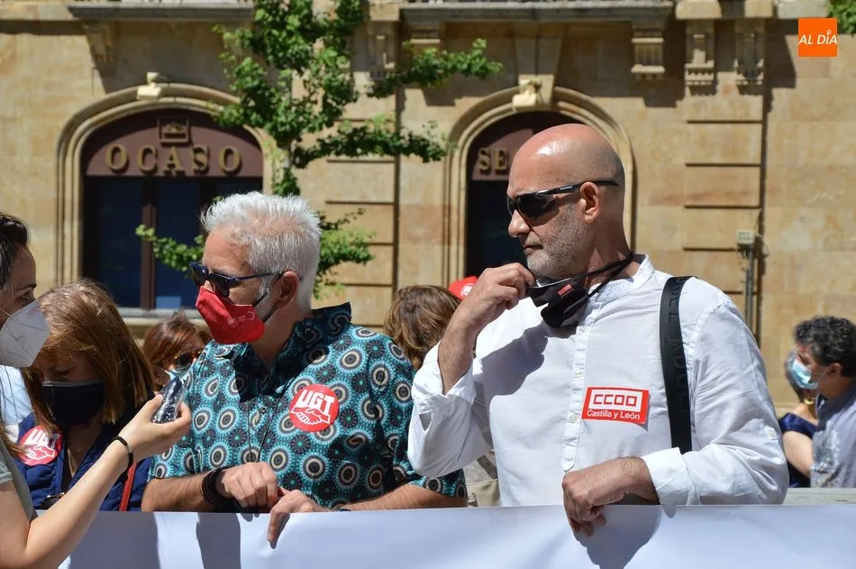 Foto 2 - CCOO y UGT se manifiestan en Salamanca: &ldquo;Vamos a salir de la crisis&rdquo;