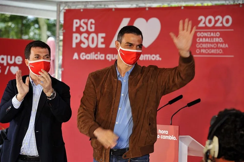 El presidente del Gobierno y secretario general del PSOE, Pedro Sánchez (i), durante un mitin junto al candidato a la presidencia de la Xunta por el PSdeG-PSOE, Gonzalo Caballero (d) - Rosa Veiga - Europa Press