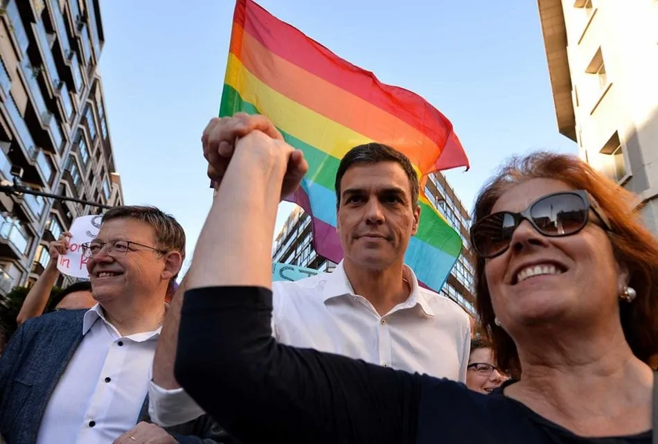 Pedro Sánchez durante un desfile del Orgullo anterior - TVE
