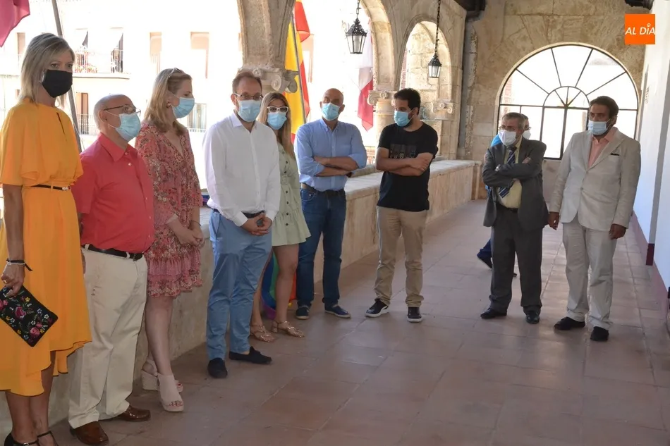 Foto 5 - Ciudad Rodrigo despliega la bandera arco&iacute;ris presumiendo de ser &ldquo;privilegio de tolerancia&rdquo;  