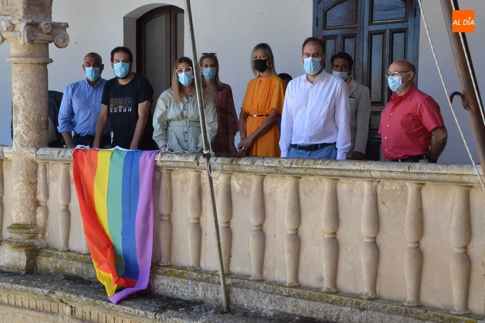 Foto 2 - Ciudad Rodrigo despliega la bandera arco&iacute;ris presumiendo de ser &ldquo;privilegio de tolerancia&rdquo;  