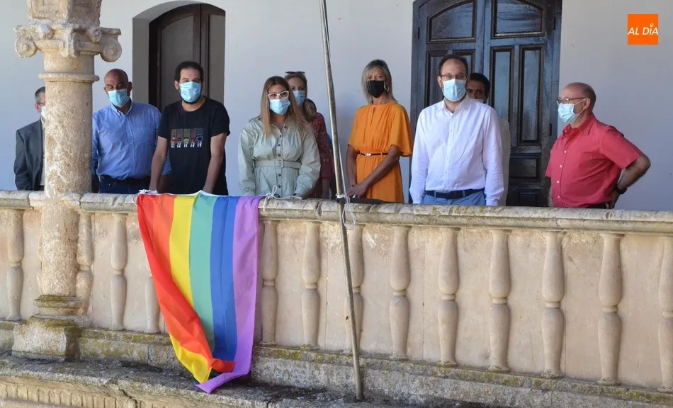 Ciudad Rodrigo despliega la bandera arcoíris presumiendo de ser privilegio de tolerancia  