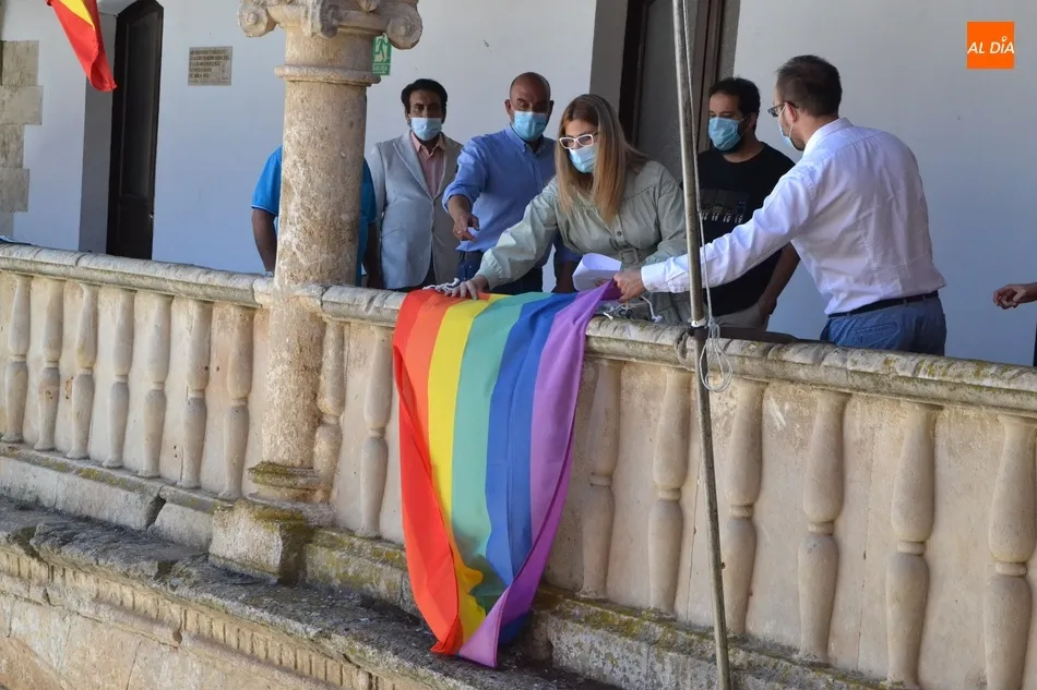Foto 3 - Ciudad Rodrigo despliega la bandera arco&iacute;ris presumiendo de ser &ldquo;privilegio de tolerancia&rdquo;  