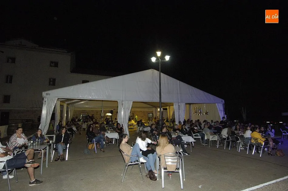 Foto 10 - Un centenar de personas r&iacute;en en El Paraje con el monologista&nbsp;Sergio Olvidado  