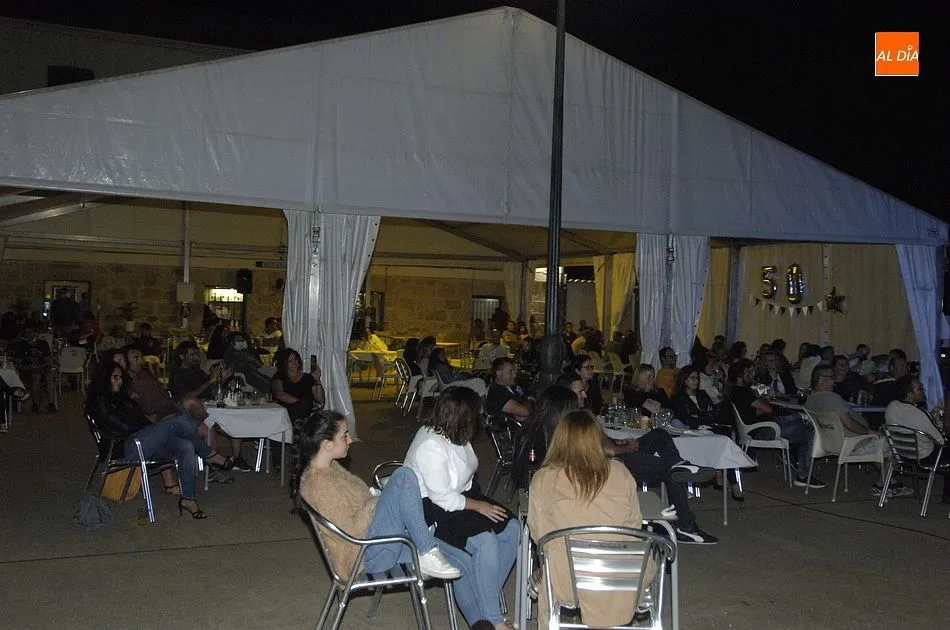 Foto 9 - Un centenar de personas r&iacute;en en El Paraje con el monologista&nbsp;Sergio Olvidado  