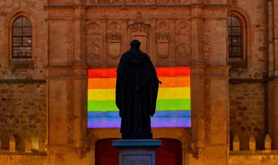 Fachada de Escuelas Mayores con la bandera del arco iris