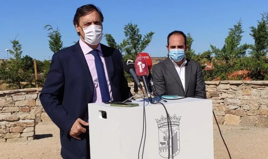 Intervención del alcalde, Carlos García Carbayo, en su visita al parque del barrio Chamberí. Foto EP