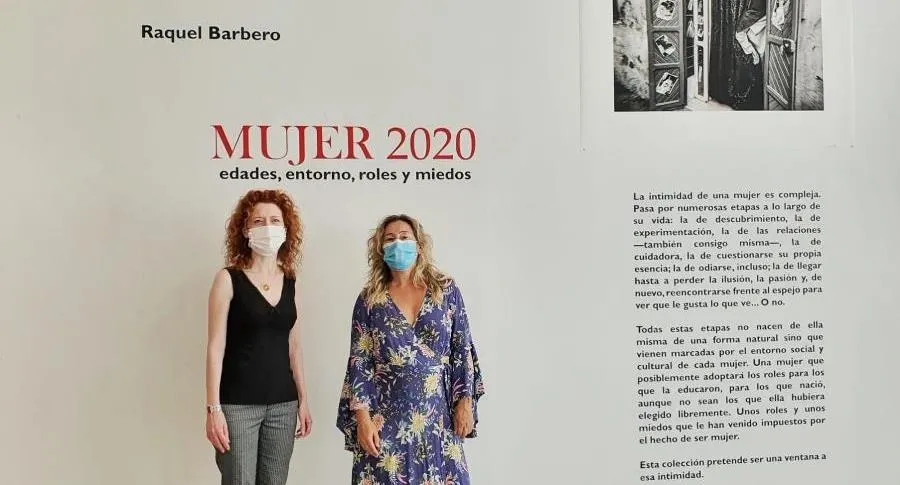 La concejala de Familia e Igualdad, Ana Suárez, junto a la fotógrafa Raquel Barbero, en el Centro Julián Sánchez El Charro