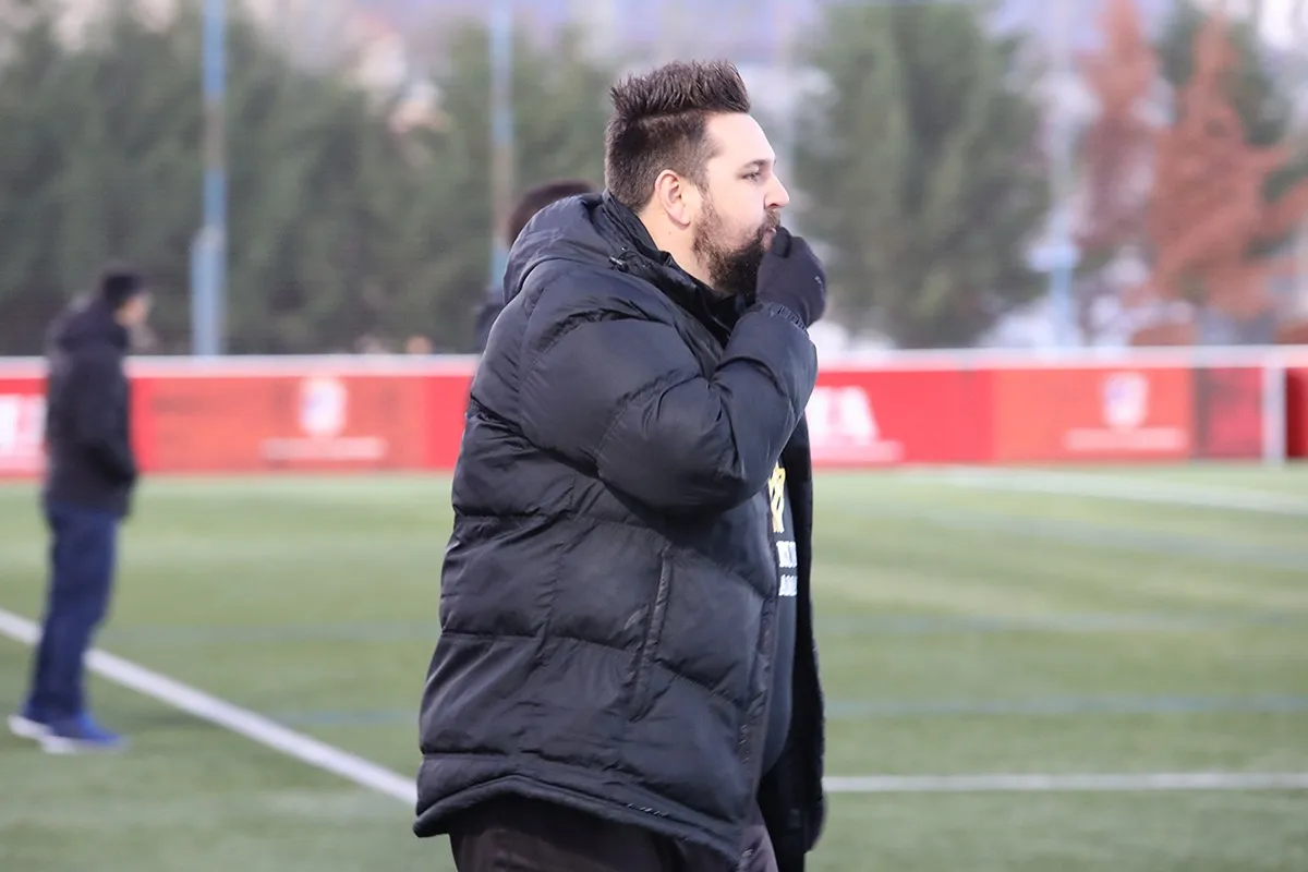 Javier Sierra da instrucciones desde el área técnica a sus jugadores / UD Santa Marta