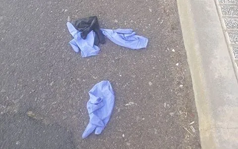 1Foto: La extraña ‘moda’ de arrojar guantes al suelo  