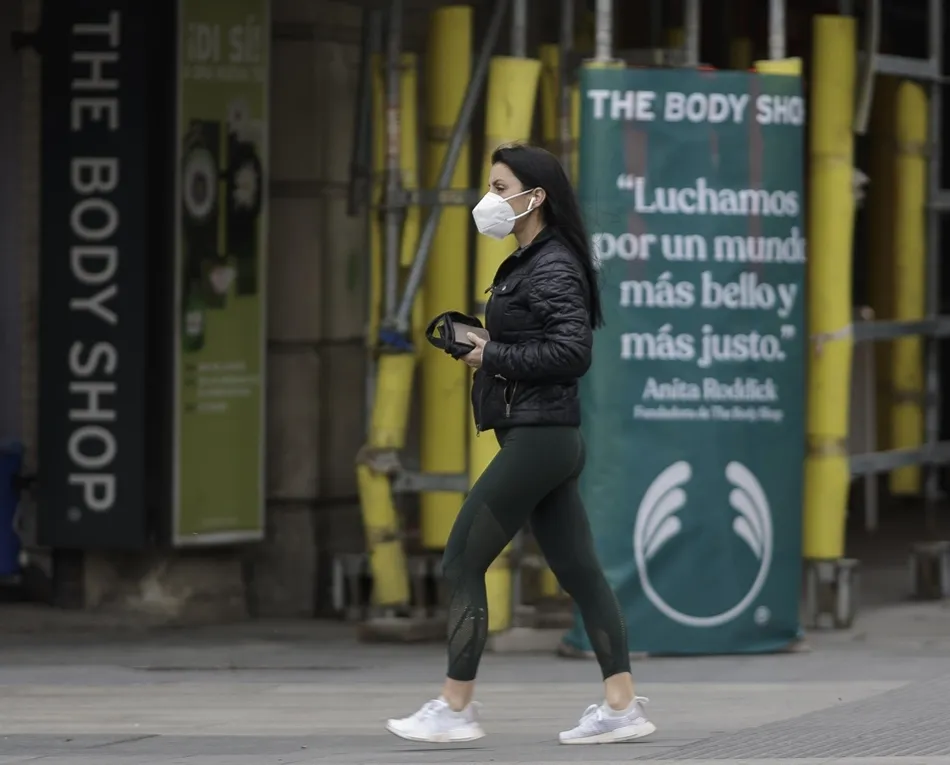 Una mujer camina con mascarilla por Madrid. Foto: EP