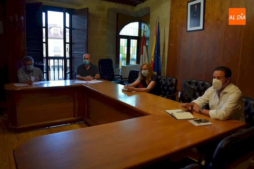 Foto 5 - Primera toma de contacto entre Ayuntamiento y empresarios para la posible construcci&oacute;n de un...