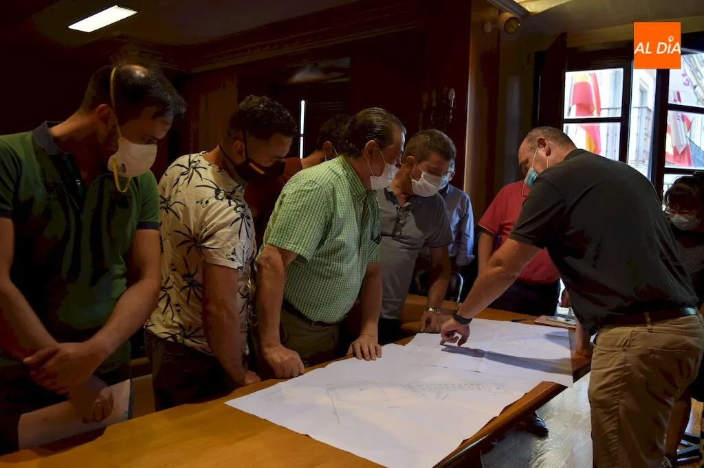 Empresarios de Alba de Tormes observan los planos / Pedro Zaballos
