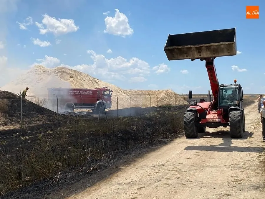Foto 10 - Un incendio en B&oacute;veda del R&iacute;o Almar llega hasta los m&aacute;rgenes de una mina de cuarzo