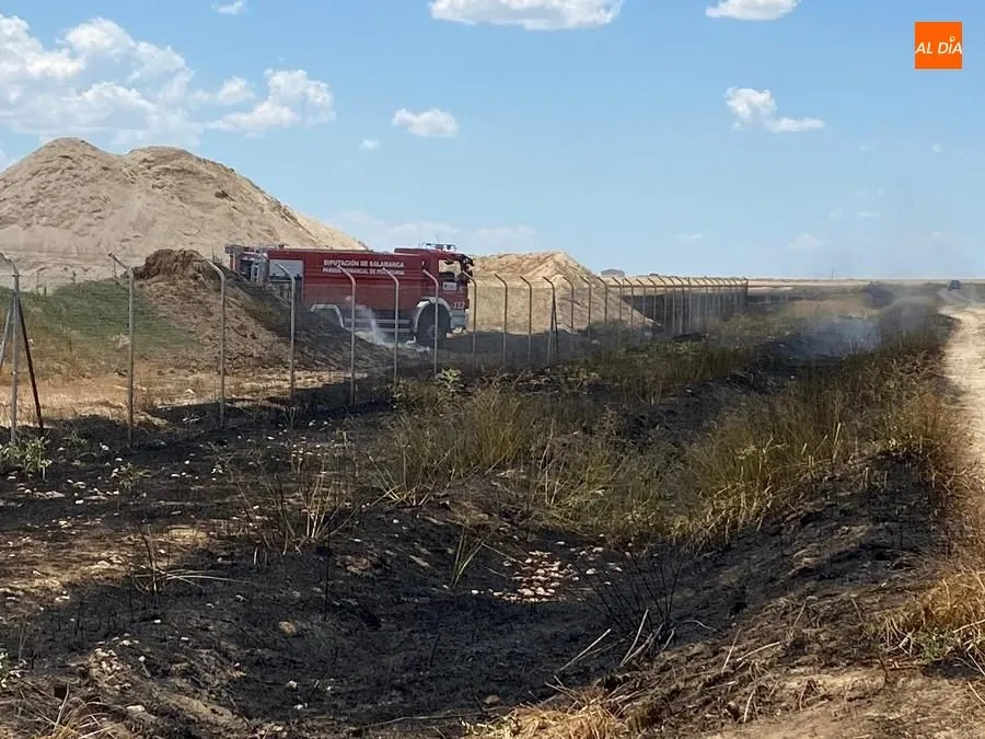 Foto 9 - Un incendio en B&oacute;veda del R&iacute;o Almar llega hasta los m&aacute;rgenes de una mina de cuarzo