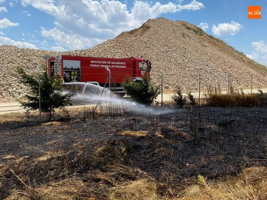 Foto 8 - Un incendio en B&oacute;veda del R&iacute;o Almar llega hasta los m&aacute;rgenes de una mina de cuarzo