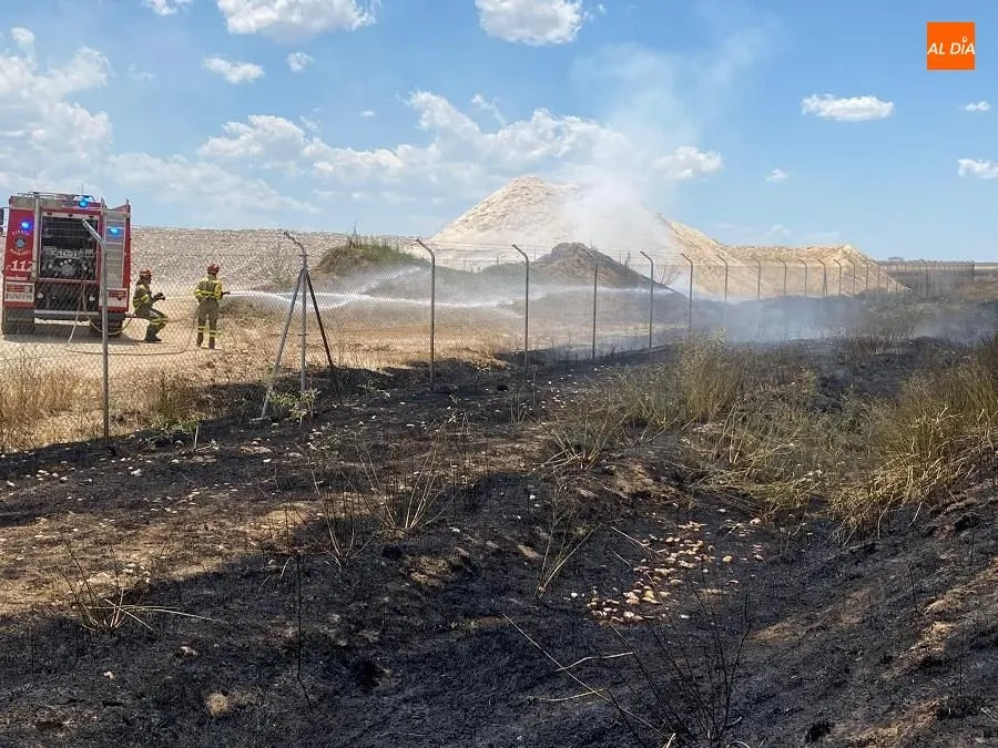 Foto 4 - Un incendio en B&oacute;veda del R&iacute;o Almar llega hasta los m&aacute;rgenes de una mina de cuarzo