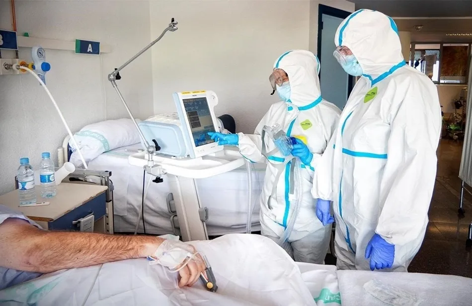 Médicos atendiendo a un paciente infectado por COVID-19. Foto: EP