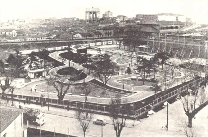 La construcción  del pabellón de deportes de La Alamedilla