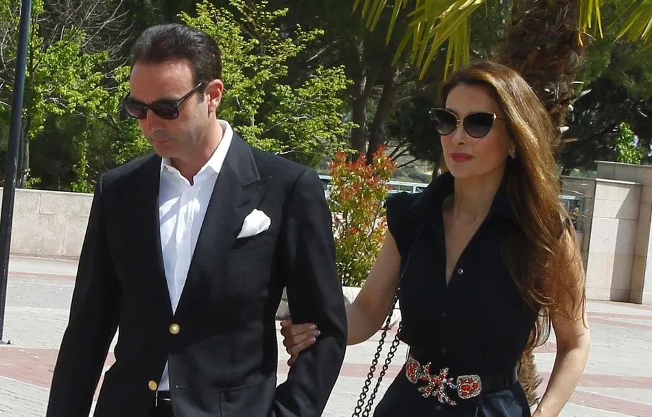 Enrique Ponce y Paloma Cuevas, un matrimonio de lo más unido en cada una de sus apariciones públicas | EP
