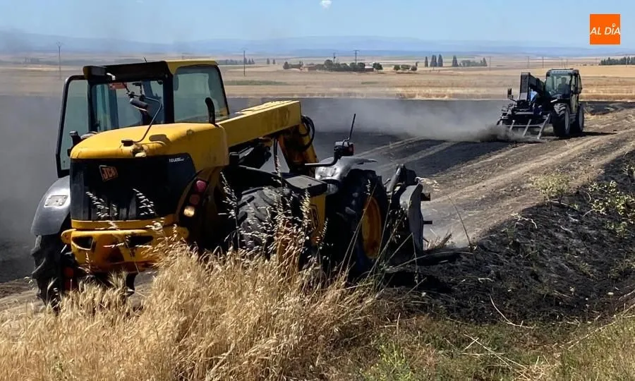 Foto 2 - Alarma en Pe&ntilde;aranda por un aparatoso incendio junto a la carretera de Macotera