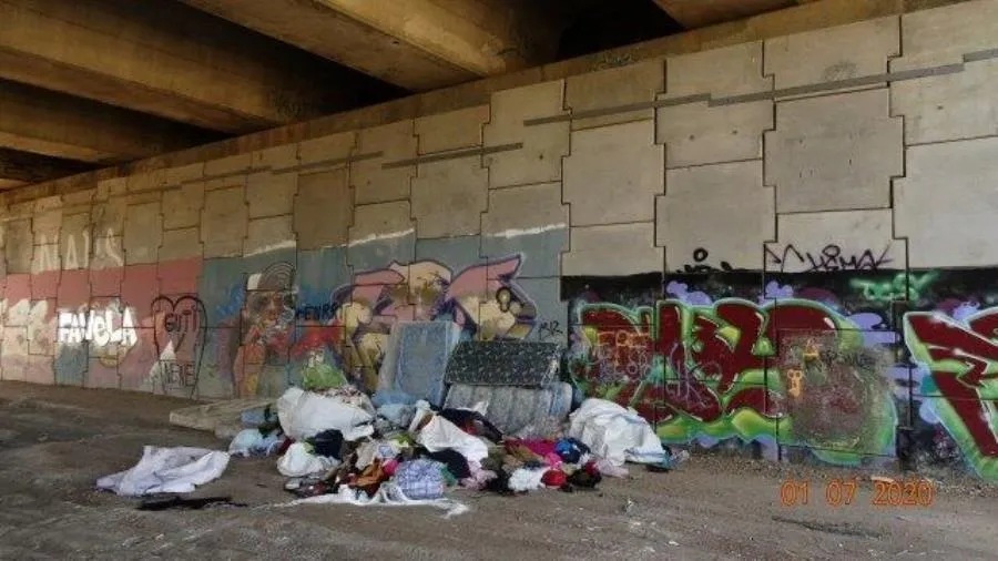 Foto 9 - Denuncian vertidos de basuras y colchones en un t&uacute;nel del Camino de Santiago a su paso por...