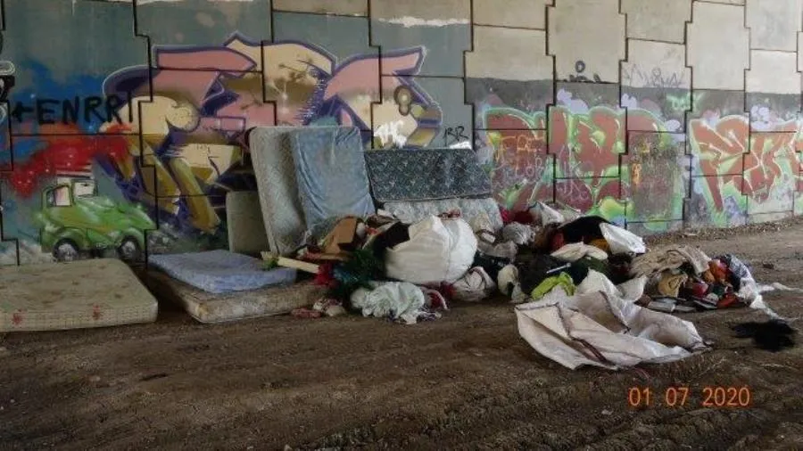 Colchones y desperdicios en el túnel de la circunvalación sur, junto al Zurguén