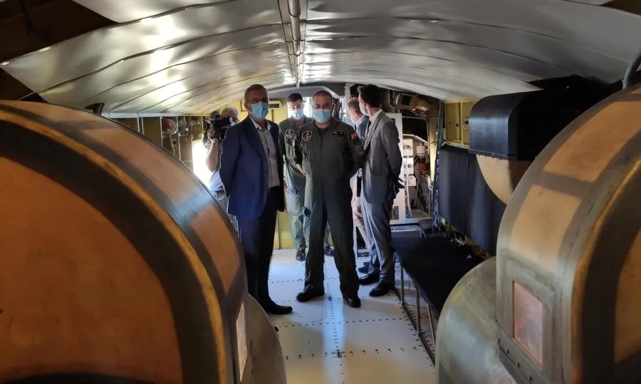 Javier Izquierdo (i) dentro de un avión anfibio en la base aérea de Matacán (Salamanca). Foto EP