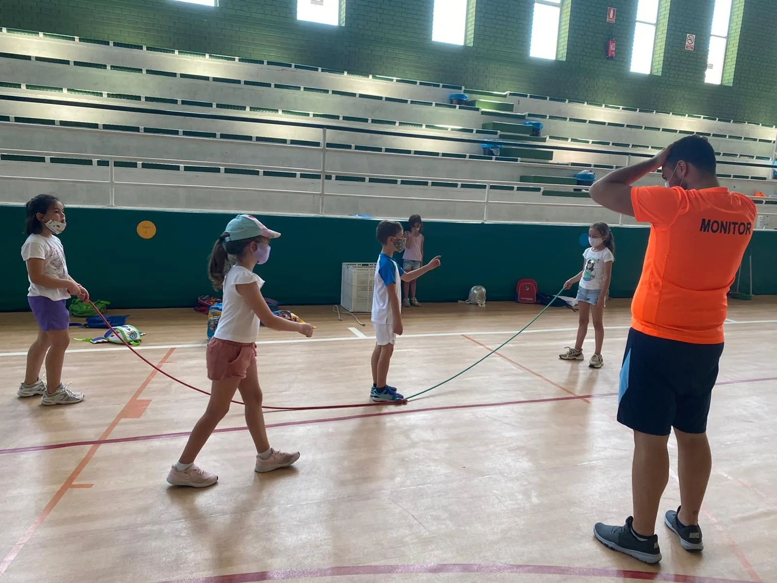 Un grupo de niños y niñas de las Escuelas de Verano del Piensos Durán Albense saltan a la comba / CD Albense FS