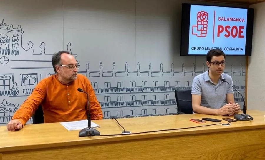 El concejal socialista Juan José García Meilán, junto al portavoz de este Grupo, José Luis Mateos