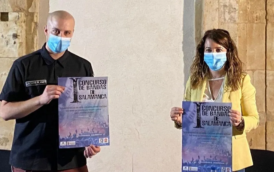 Un representante de Arcane Planet Estudios y la concejal de Cultura, María Victoria Bermejo - Ciudad de Saberes