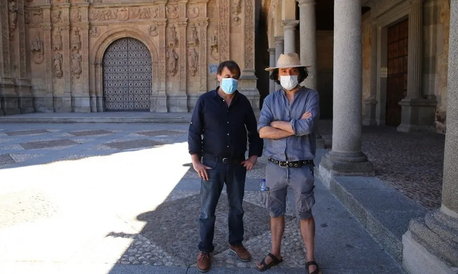 El concejal de Turismo, Fernando Castaño, junto con el director Chema de la Peña en el convento de San Esteban
