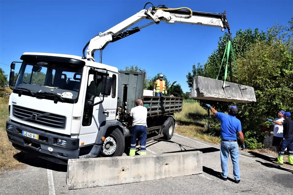 Retirada de los bloques de hormigón | Fotos Juan Antonio Martín