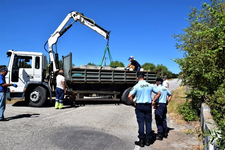 Foto 2 - La reapertura de la frontera se hizo de rogar casi hasta el mediod&iacute;a en Aldea del Obispo  