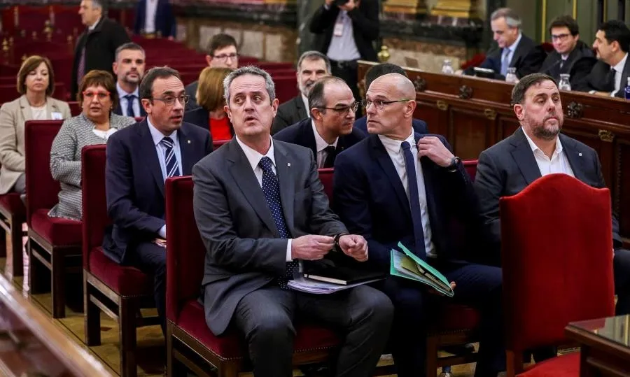 Los líderes independentistas, el exvicepresidente de la Generalitat Oriol Junqueras (d); el exconsejero de Asuntos Exteriores Raül Romeva (c) y el exconsejero de Interior Joaquim Forn (i), junto al resto de los acusados por el proceso soberanista catalán.