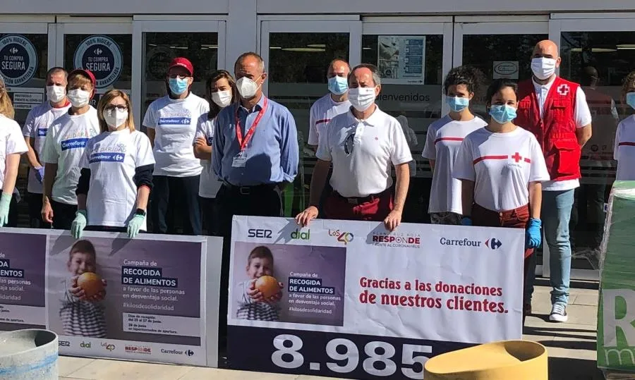 Jesús Juanes, presidente provincial de Cruz Roja, junto a los colaboradores de esta campaña solidaria